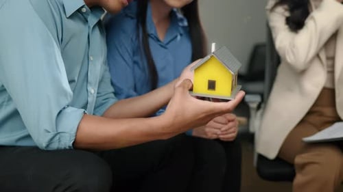 Business seller explain and calculate to wife and husband who buying real estate house properties.