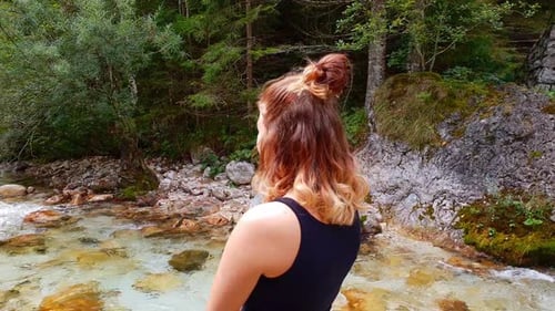 Frau an Stromschnellen, erschossen um ein Mädchen, das steht und auf den türkisfarbenen Fluss blickt, in Trigolov nationa