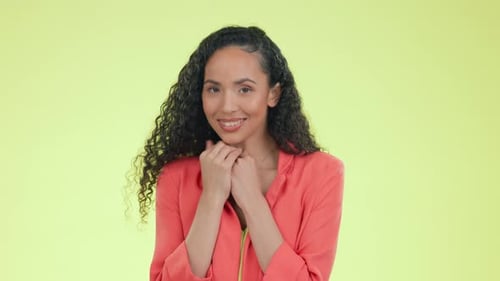 Heureuse, souriante et timide avec une femme en studio pour une expression heureuse, excitée et flirteuse