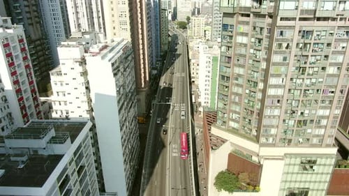 Wolkenkratzer und Stadtverkehr in der Innenstadt von Hongkong, Luftbild.