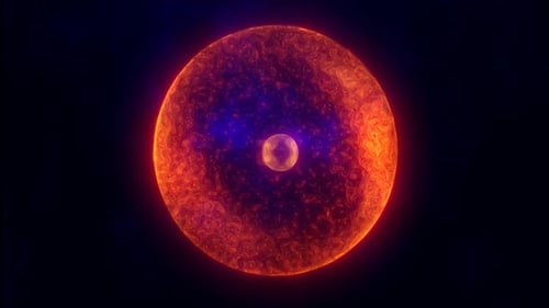 Orangefarbene Energiekugel mit leuchtenden hellen Partikeln, Atom mit Elektronen und elektrischem Zauberfeld