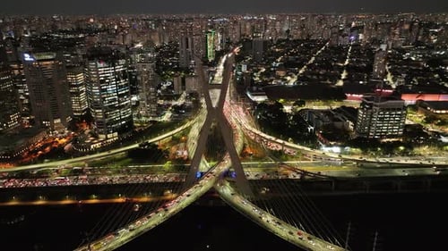 Ponte de teleférico na cidade noturna de São Paulo, Brasil.