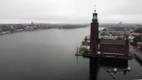 Luftbild über das Stockholmer Stadtzentrum mit markantem Turm und goldener Wetterfahne