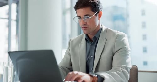 Laptop, digitação e empresário no escritório para trabalhar em um projeto on-line