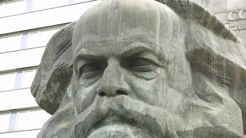 Regardez de plus près le monument de Karl Marx à Chemnitz