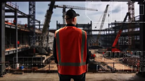 Männlicher Arbeiter untersucht Augmented-Reality-Baupläne während der Strukturbewertung auf der Baustelle