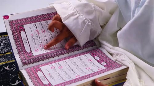 Gros plan de la lecture du Coran avec le doigt