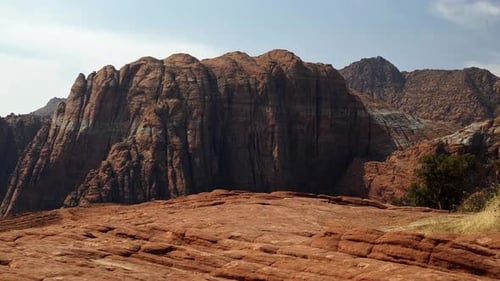 Wunderschöne Landschaft, Natur, Neigung nach oben, Aufnahme atemberaubender roter Felsformationen mit getrocknetem versteinertem Sand