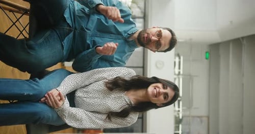 Un homme et une femme arabe enregistrent une vidéo sur les études depuis une bibliothèque