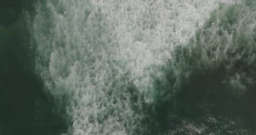olas rompiendo olas en el océano