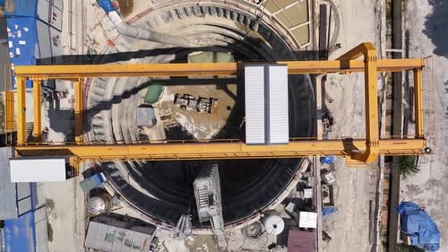 Vista desde arriba del detalle del funcionamiento del eje del túnel y la grúa pórtico