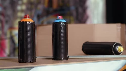 Vista aproximada das latas de spray que sobraram no gueto subterrâneo