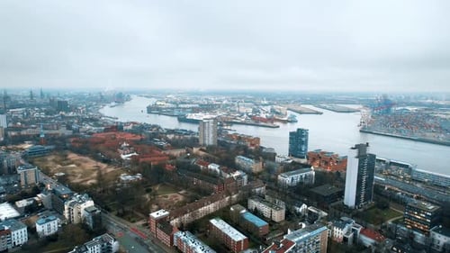 Drohnenaufnahme von Hamburg aus der Luft, Deutschland. Elbküste, Seehafen, klassische und moderne Gebäude, Straßen