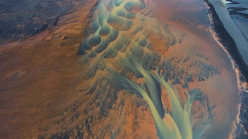 Luftaufnahme der Wasserbildung entlang der Küste im Floi Nature Reserve, Island.