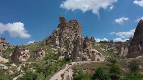Luftaufnahme des Tals der natürlichen Felsformationen mit Höhlenhäusern in Kappadokien, Türkei