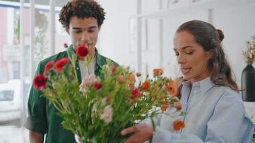 Flower Shop Owner Show Bouquet Composition Friendly African Client Buy Flowers