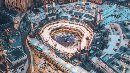 Luftaufnahme von Pilgern an der Kaaba in der Großen Moschee, Mekka, Zeitraffer