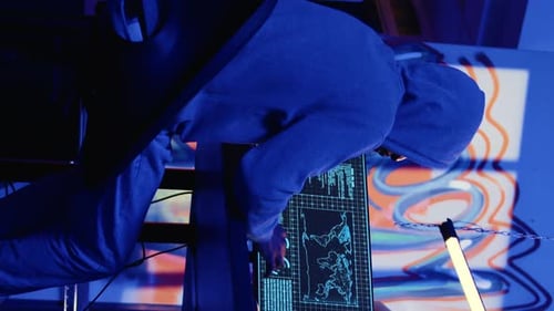 Hacker de Vídeo Vertical Fazendo Roubo Financeiro