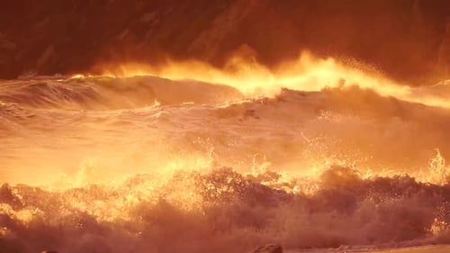 Storm Wave Sunset Große Welle prallt gegen Küste und erzeugt Schaum und Sprühnebel bei Golden Burning Sunset