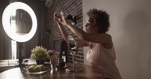 Vídeo tutorial de grabación de bloguera de belleza afroamericana