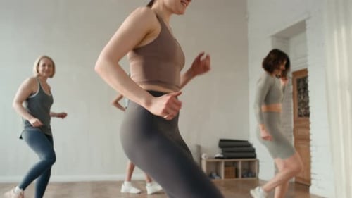 Groupe de femmes dansant pour s'échauffer avant de faire de l'exercice