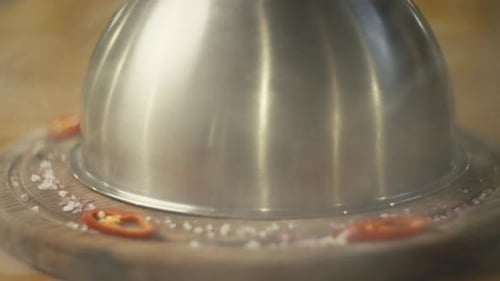 Côtes levées cuites au barbecue dans une assiette dans un restaurant