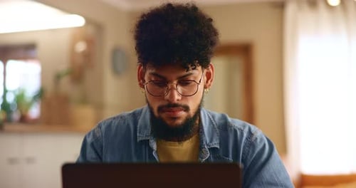 Trabajo remoto, gafas y hombre de negocios con computadora portátil para escribir, corregir y dibujar ángulo para la historia