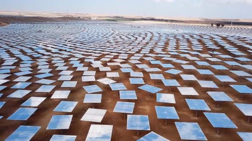 Solar power tower mirrors focus sun rays upon a collector tower