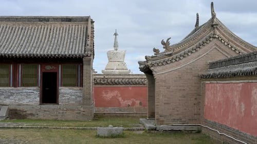 Mongolie Erdene Zuu, toit vert historique, roue du Dharma dorée, symbole du cerf, ancien détail bouddhiste