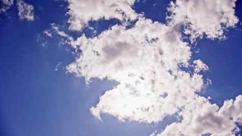 Die Sonne scheint inmitten der wechselnden Wolken