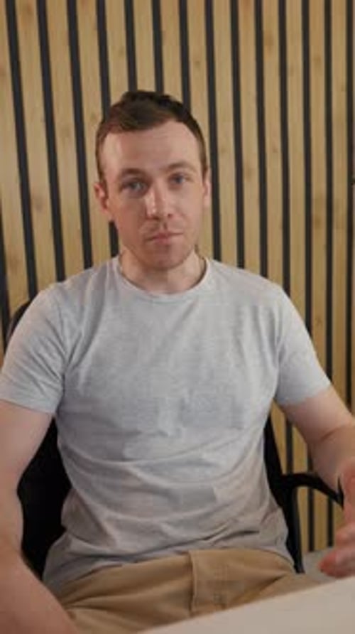 Vertical of Business Coach enregistre une leçon en ligne en parlant à la caméra