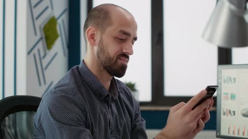 Geschäftsmann schaut auf Smartphone, um im Internet zu Entdecke