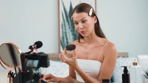 Vídeo tutorial de belleza y cosmética para una mujer joven haciendo contenido. Auditoría