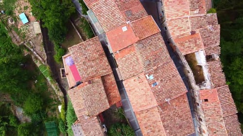 Survolant quelques petites rues typiques de Castellfollit de la Roca, village typique de Catalogne, S