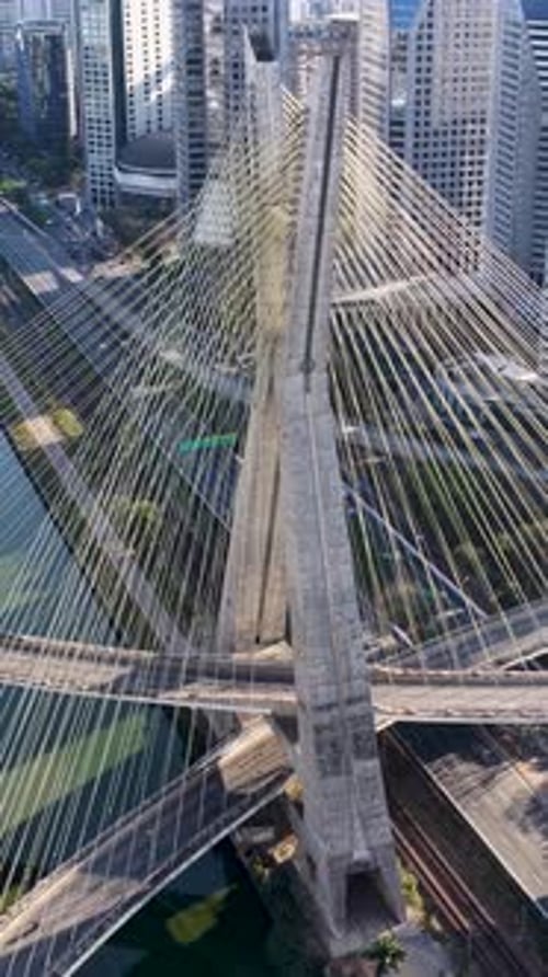 Impressionante ponte de cabos no centro de São Paulo, Brasil.