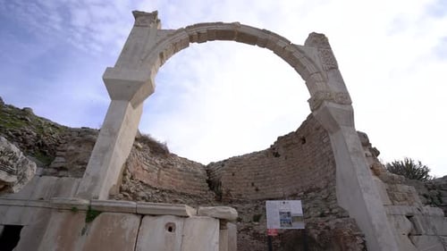 Monument Pollio et fontaine de Domitien dans la vieille ville d'Éphèse 4K