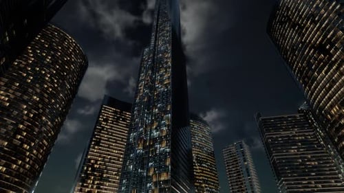 Edificios de oficinas de rascacielos de cristal con cielo oscuro