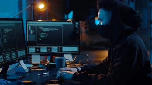 Conceito de cibercrime, hacking e tecnologia - Hacker asiático masculino escrevendo máscaras