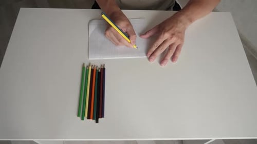 Hobbykünstler, der eine Sketch zeichnet