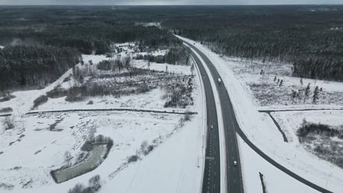 De superbes images aériennes capturant une autoroute enneigée traversant un bel hiver