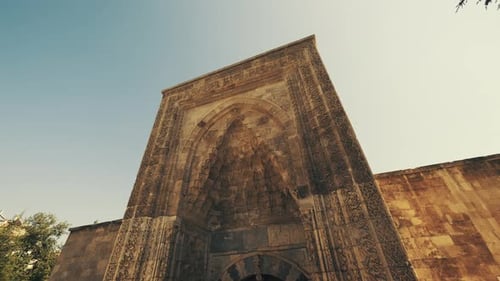 Karaman, Turquie, Hatuniye Madrasa Tournage de l'extérieur de la madrasa ottomane. Travail sur pierre. 4K.