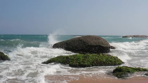 Las
olas oceánicas aplastan la costa, el impresionante poder de las olas que rompen sobre rocas peligrosas. Vista desde Zumbido. Yala,