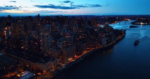 Edificios densos con luces encendidas en el paisaje urbano de Nueva York, Estados Unidos.