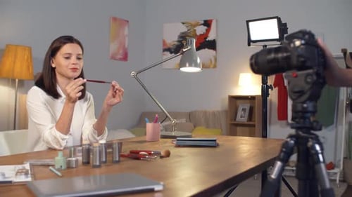 Mujer asiática con manicura, aplicar maquillaje, batidora de belleza, crema facial publicitaria para el cuidado facial, mujer bl