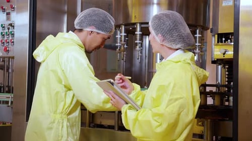 Teamtechniker, der die Qualität der automatischen Weinabfüllung überprüft und wartet.