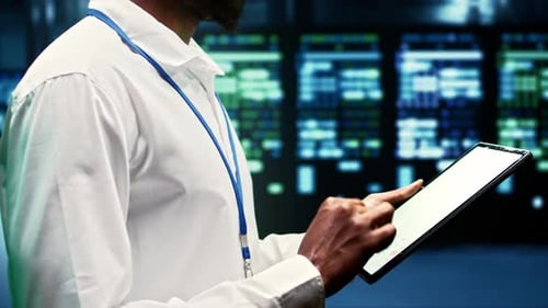 Techniker inspiziert Server-Rigs
