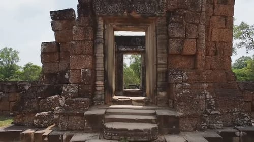 Panoramaaufnahme eines beschädigten alten Hindu-Tempels mit Moos auf dem Dach - Siem Reap, Kambodscha