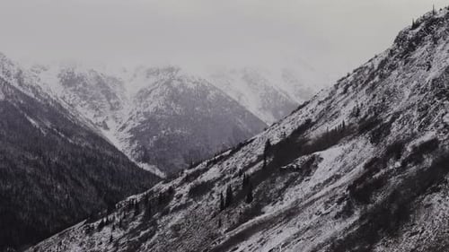 Chaîne
de montagnes hivernale au-dessus du lac Bennett à Carcross, Yukon, Canada. Prise de vue aérienne par Drone