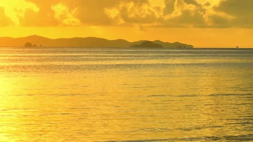 Vista aérea del océano sereno y el horizonte montañoso.