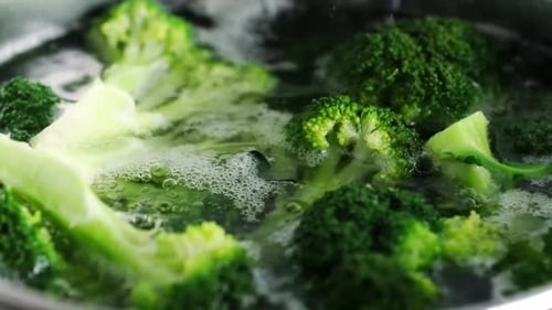 Brocoli vert bouillant dans l'eau en gros plan